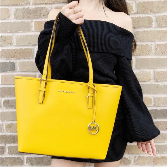 Gaby’sBags👜 Michael Kors Carryall Tote ‼️SALE‼️ - Picture 2 of 6